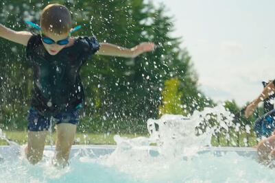 Junge plantscht im Pool