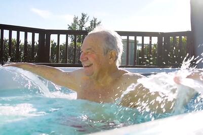 Mann taucht im Whirlpool